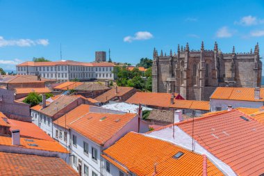 Portekiz 'in Guarda kasabasındaki katedralin havadan görünüşü.