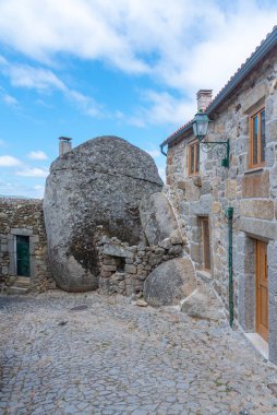 Portekiz 'in eski Linhares kasabasında dar bir sokak..