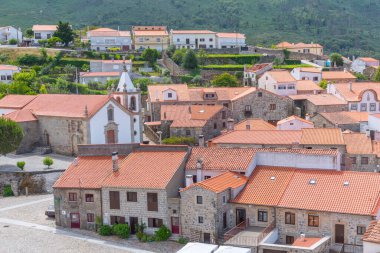 Portekiz 'in Linhares kasabasının panoraması.