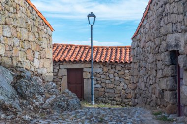 Portekiz 'in Marialva şehrindeki Dar Sokak.