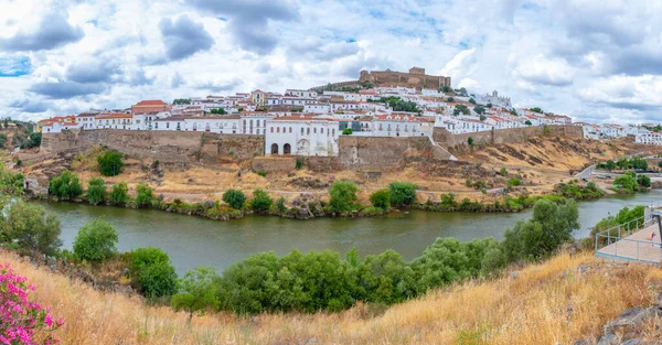 Guadiana nehrine bakan Mertola kalesi, Portekiz
