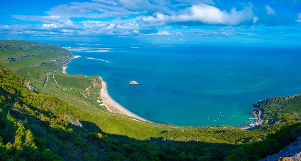 葡萄牙Setubal附近Arrabida自然公园的绿色海岸线 — 图库照片