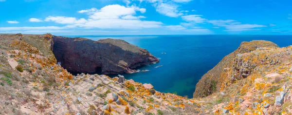 ポルトガルのベルレンガ グランデ島のラフ海岸 — ストック写真