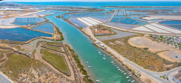 Portekiz 'in Tavira kasabasındaki tuz tavalarının havadan görünüşü