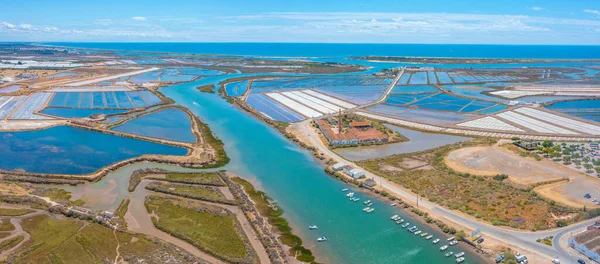 Portekiz 'in Tavira kasabasındaki tuz tavalarının havadan görünüşü
