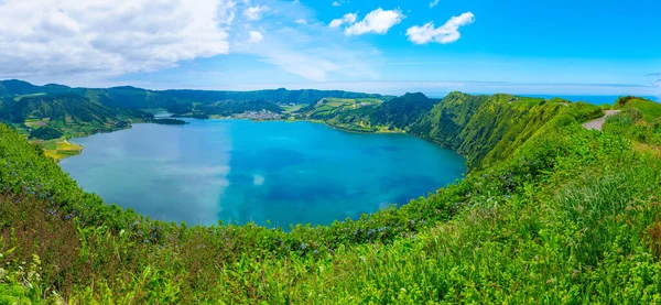 Portekiz, Azores 'teki Sao Miguel adasındaki Sete Cidades kalderasının hava manzarası.