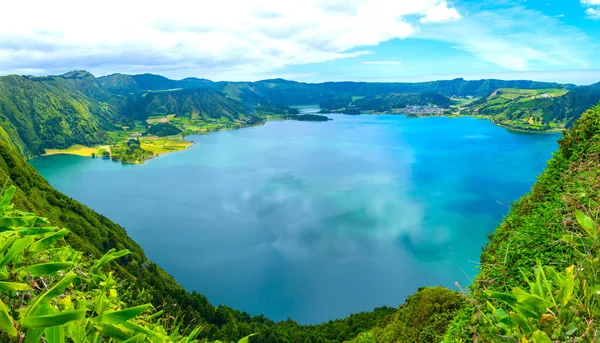 Portekiz, Azores 'teki Sao Miguel adasındaki Sete Cidades kalderasının hava manzarası.