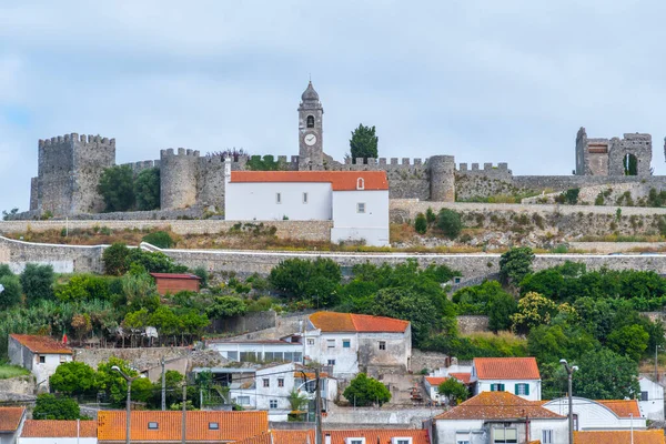 Portekiz 'in Montemor-o-Velho kasabasına bakan kale.