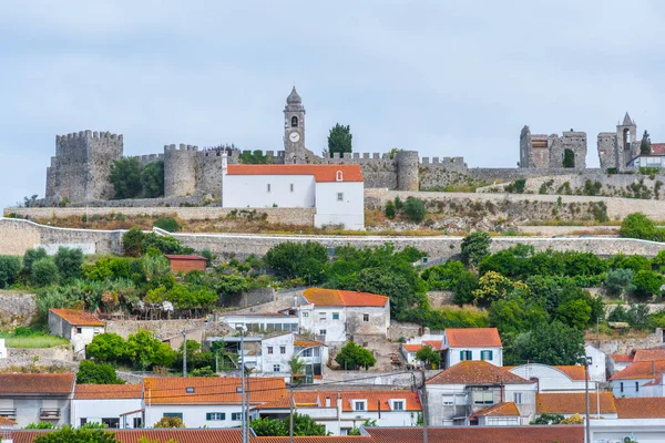 Portekiz 'in Montemor-o-Velho kasabasına bakan kale.