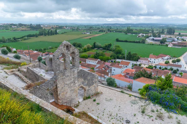Portekiz 'in Montemor-o-Velho kasabasına bakan kale.