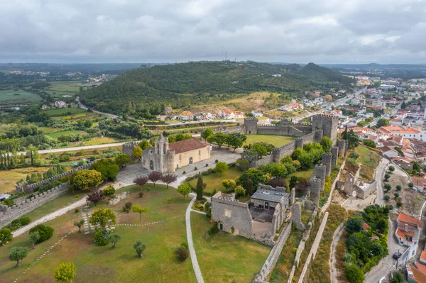 Portekiz 'in Montemor-o-Velho kasabasındaki kalenin havadan görünüşü.