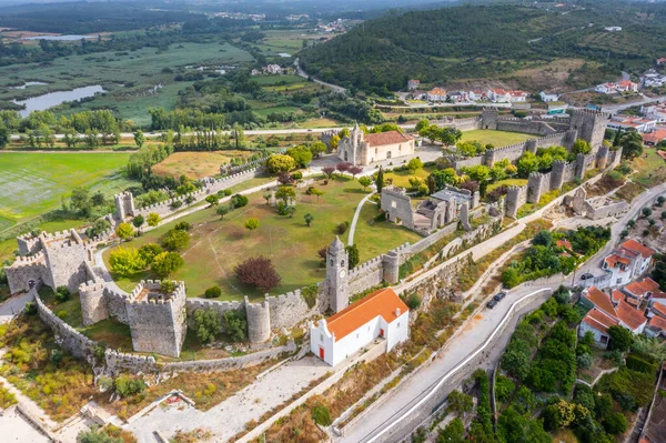 Portekiz 'in Montemor-o-Velho kasabasındaki kalenin havadan görünüşü.