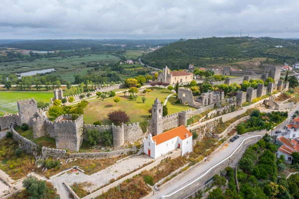 Portekiz 'in Montemor-o-Velho kasabasındaki kalenin havadan görünüşü.