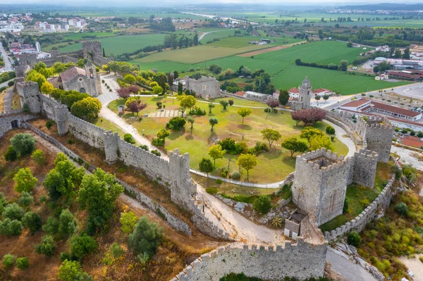 Portekiz 'in Montemor-o-Velho kasabasındaki kalenin havadan görünüşü.