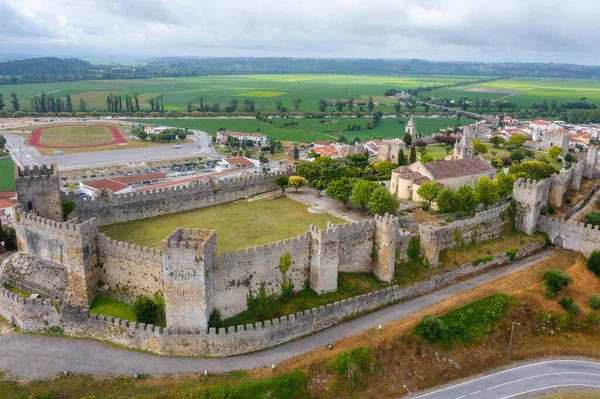 Portekiz 'in Montemor-o-Velho kasabasındaki kalenin havadan görünüşü.