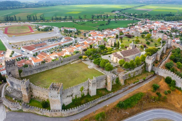 Portekiz 'in Montemor-o-Velho kasabasındaki kalenin havadan görünüşü.