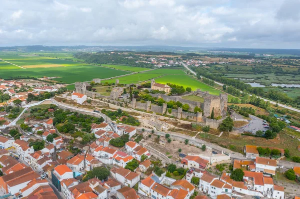 Portekiz 'in Montemor-o-Velho kasabasındaki kalenin havadan görünüşü.