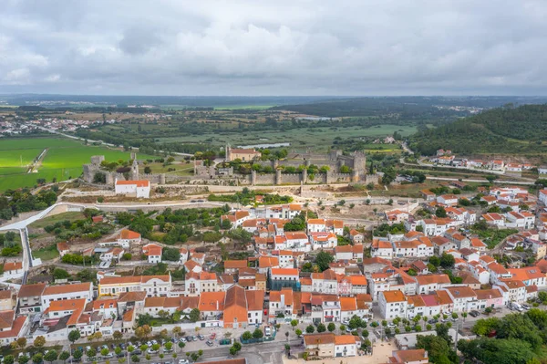 Portekiz 'in Montemor-o-Velho kasabasındaki kalenin havadan görünüşü.