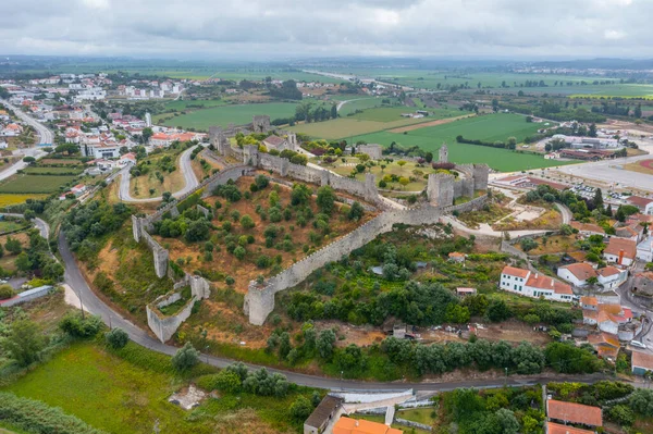 Portekiz 'in Montemor-o-Velho kasabasındaki kalenin havadan görünüşü.