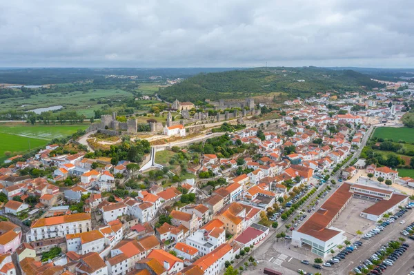 Portekiz 'in Montemor-o-Velho kasabasındaki kalenin havadan görünüşü.