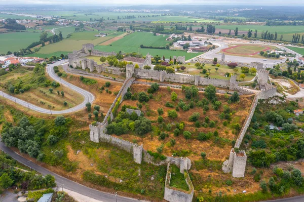 Portekiz 'in Montemor-o-Velho kasabasındaki kalenin havadan görünüşü.