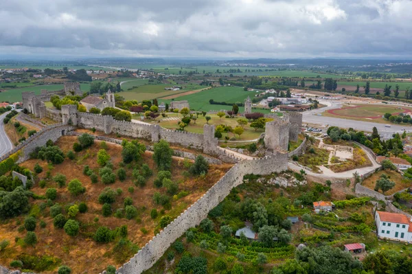 Portekiz 'in Montemor-o-Velho kasabasındaki kalenin havadan görünüşü.