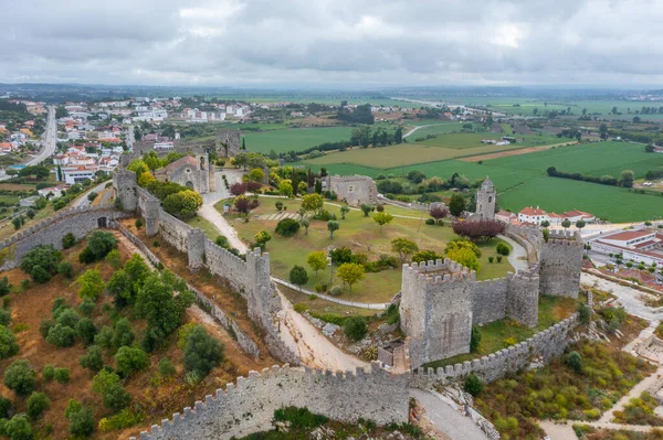 Portekiz 'in Montemor-o-Velho kasabasındaki kalenin havadan görünüşü.