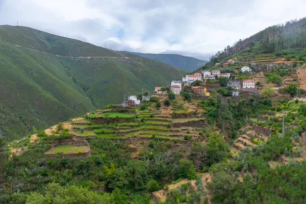 Portekiz 'deki Serra do Acor dağ sırasının manzarası.