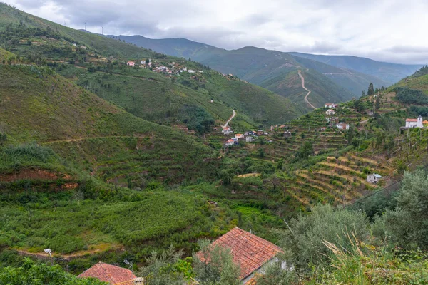 Portekiz 'deki Serra do Acor dağ sırasının manzarası.