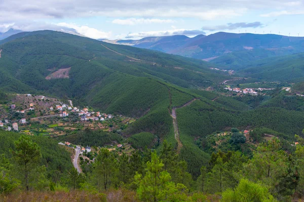 Portekiz 'deki Serra do Acor dağ sırasının manzarası.