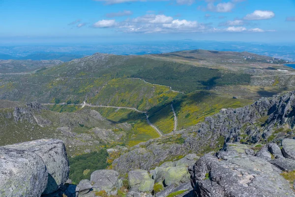 Portekiz 'deki Serra da Estrela doğal parkının Rocky manzarası.