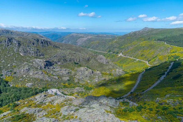 Portekiz 'deki Serra da Estrela doğal parkının Rocky manzarası.