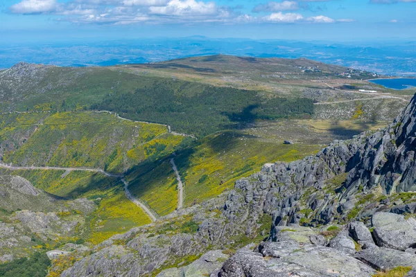 Portekiz 'deki Serra da Estrela doğal parkının Rocky manzarası.