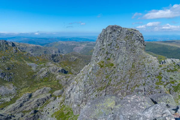 Portekiz 'deki Serra da Estrela doğal parkının Rocky manzarası.
