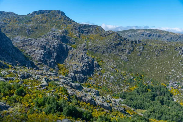 Portekiz 'deki Serra da Estrela doğal parkının Rocky manzarası.