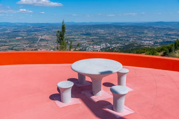 Portekiz 'in Covilha kasabasına bakan bir bakış açısında sandalye ve masa..