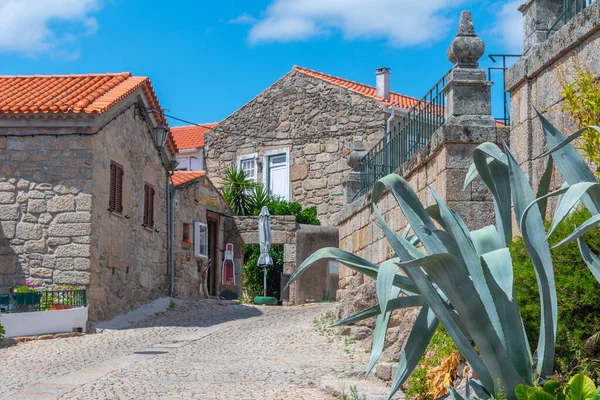 Portekiz 'in eski Belmonte kasabasında dar bir sokak..