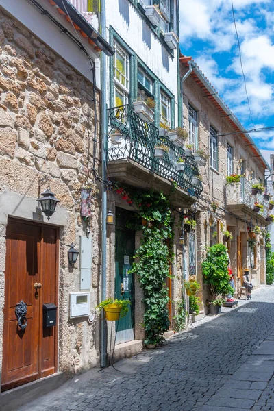 Portekiz 'in eski Belmonte kasabasında dar bir sokak..