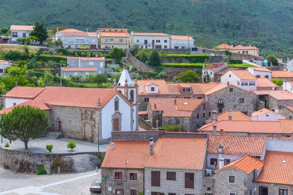 Portekiz 'in Linhares kasabasının panoraması.