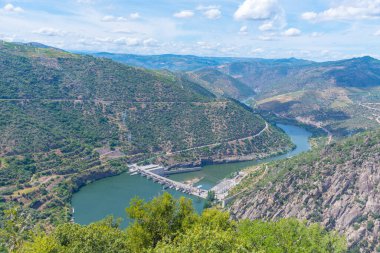 Douro Vadisi, Portekiz 'deki Valeira su santralinin hava görüntüsü..