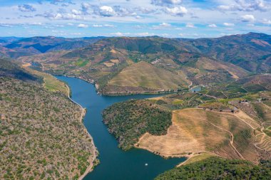 Portekiz 'deki Miradouro de Sao Salvador do Mundo yakınlarındaki Douro Vadisi manzarası..