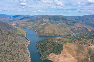 Portekiz 'deki Miradouro de Sao Salvador do Mundo yakınlarındaki Douro Vadisi manzarası..