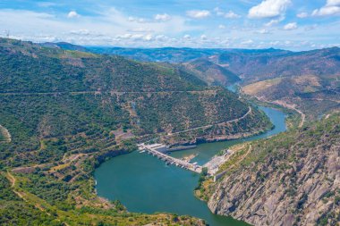 Douro Vadisi, Portekiz 'deki Valeira su santralinin hava görüntüsü..