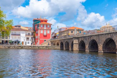 Ponte de Trajano, Portekiz 'in Chaves kentindeki Tamega Nehri' ni yansıttı..