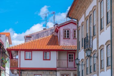 Portekiz 'in eski Chaves kasabasında dar bir sokak..