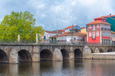 Ponte de Trajano, Portekiz 'in Chaves kentindeki Tamega Nehri' ni yansıttı..