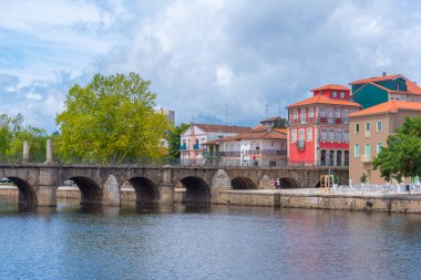 Ponte de Trajano, Portekiz 'in Chaves kentindeki Tamega Nehri' ni yansıttı..