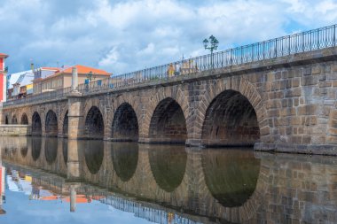 Ponte de Trajano, Portekiz 'in Chaves kentindeki Tamega Nehri' ni yansıttı..
