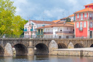 Ponte de Trajano, Portekiz 'in Chaves kentindeki Tamega Nehri' ni yansıttı..