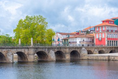 Ponte de Trajano, Portekiz 'in Chaves kentindeki Tamega Nehri' ni yansıttı..